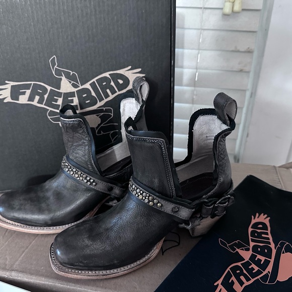 FREEBIRD BY STEVEN handmade boots, soldout
Black distressed sexy boots size 8 - Picture 13 of 16